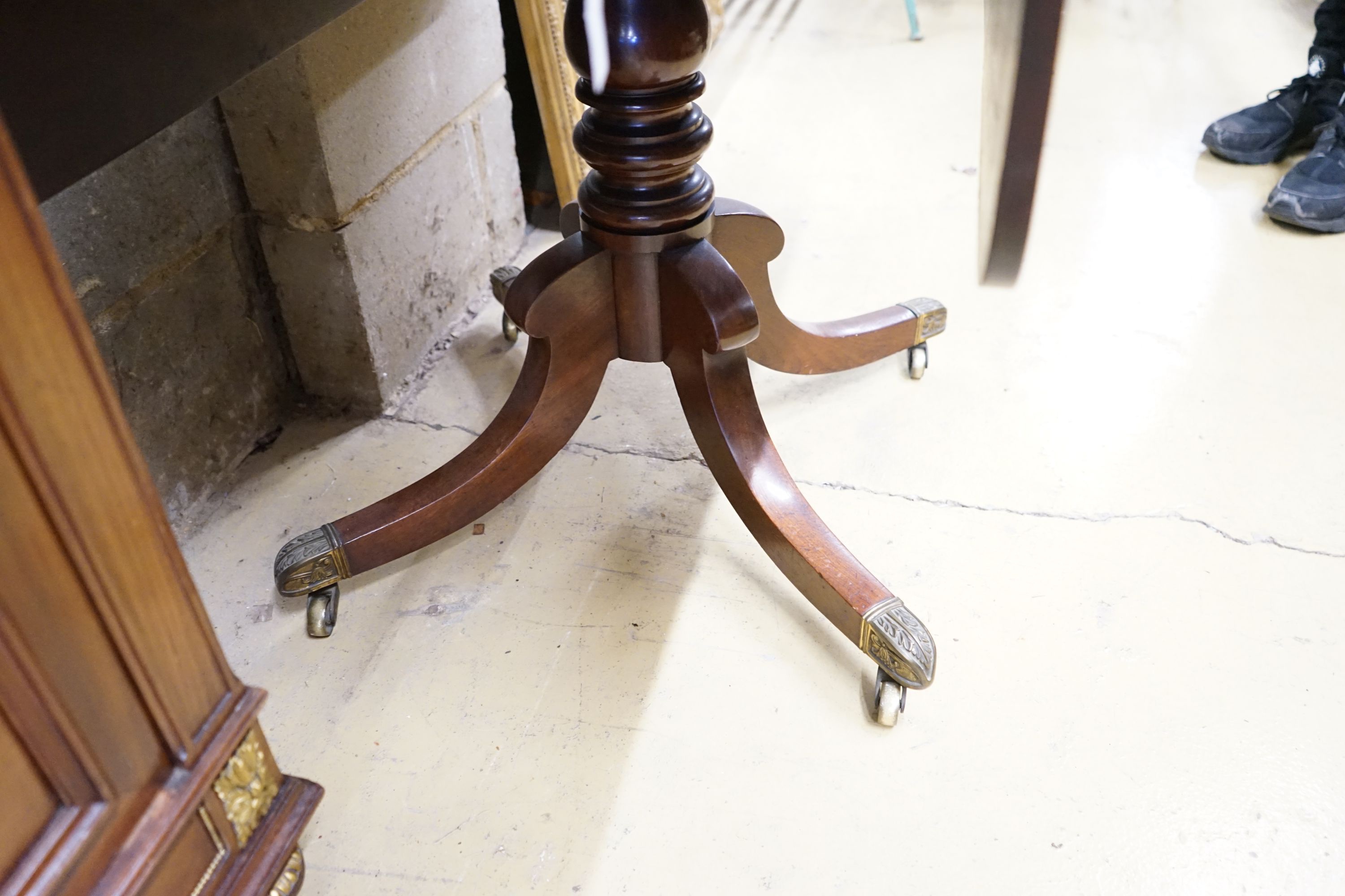 A Regency mahogany Pembroke breakfast table, width 86cm, depth 55cm, height 71cm
